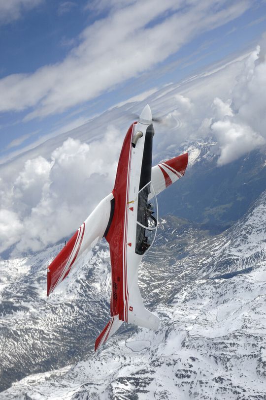 Bei den Pilatus Flugzeugwerken geht es steil nach oben. Dank drei Grossaufträgen über insgesamt 2,2 Mia. CHF sieht das Unternehmen beruhigt in die Zukunft. Bei den Pilatus Flugzeugwerken geht es steil nach oben. Dank drei Grossaufträgen über insgesamt 2,2 Mia. CHF sieht das Unternehmen beruhigt in die Zukunft.
