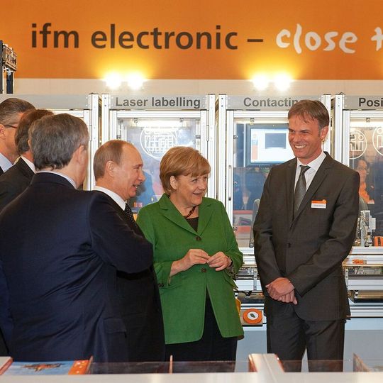 Vladimir Putin und Angela Merkel informierten sich auf der Hannover-Messe bei IFM-Geschäftsführer Michael Marhofer über die neuesten Entwicklungen im Bereich der Sensor- und Automatisierungstechnik. Vladimir Putin und Angela Merkel informierten sich auf der Hannover-Messe bei IFM-Geschäftsführer Michael Marhofer über die neuesten Entwicklungen im Bereich der Sensor- und Automatisierungstechnik.