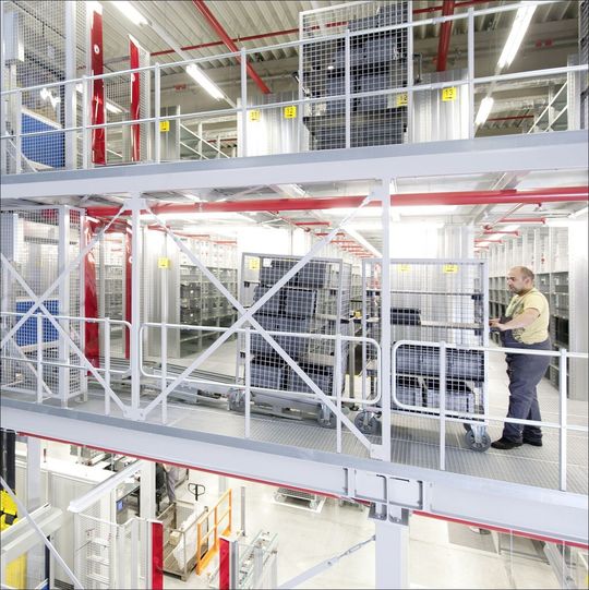 An beiden Seiten des Schäfer Vertical Systems ist jeweils ein drehstrombetriebener Riemenförderer installiert – einer zur Aufgabe der Rollwagen, einer zur Aussteuerung. An beiden Seiten des Schäfer Vertical Systems ist jeweils ein drehstrombetriebener Riemenförderer installiert – einer zur Aufgabe der Rollwagen, einer zur Aussteuerung.