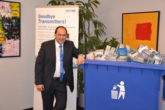 „Goodbye Transmitters!“ Wolfgang Babel, der mit Krohne Analytics den Bereich der Analysenmesstechnik bei Krohne verantwortet, freut sich, mit Smartsens die Anaylsenmesstechnik revolutionieren zu können. „Goodbye Transmitters!“ Wolfgang Babel, der mit Krohne Analytics den Bereich der Analysenmesstechnik bei Krohne verantwortet, freut sich, mit Smartsens die Anaylsenmesstechnik revolutionieren zu können.