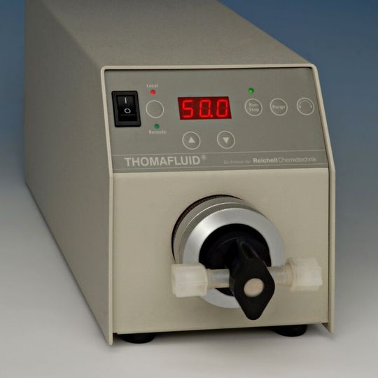 Die Thomafluid-High-Tech-Taumelkolben-Mikro-Dosierpumpe mit Antriebssystem E-1500 MP. Die Thomafluid-High-Tech-Taumelkolben-Mikro-Dosierpumpe mit Antriebssystem E-1500 MP.