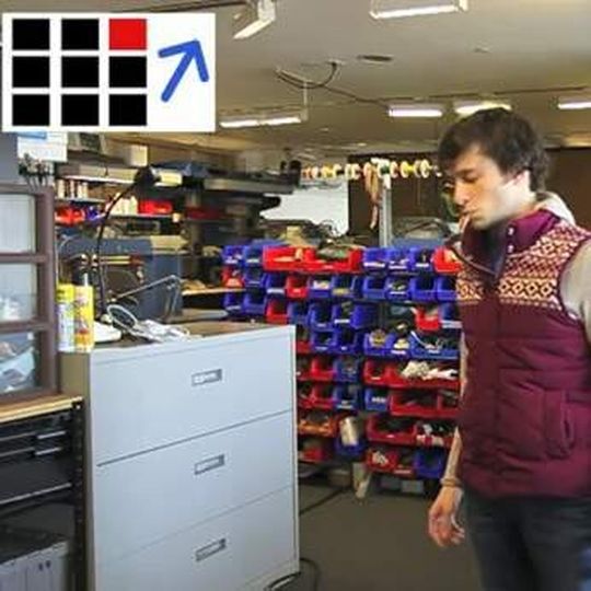 Die neun in einer Quadratform angeordneten Kontakte helfen der Testperson, sich in einem Raum zu orientieren. Ein elektrischer Impuls auf einem der Kontakte macht sich durch ein Kribbeln auf der Zunge bemerkbar. Die neun in einer Quadratform angeordneten Kontakte helfen der Testperson, sich in einem Raum zu orientieren. Ein elektrischer Impuls auf einem der Kontakte macht sich durch ein Kribbeln auf der Zunge bemerkbar.