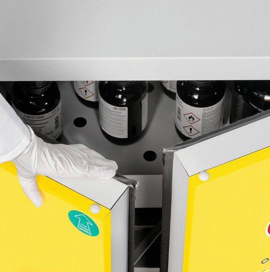 Durch „Push-to-open“-Flügeltüren konnte der neue Sicherheitsschrank von Düperthal ohne Griffe konstruiert werden. Durch „Push-to-open“-Flügeltüren konnte der neue Sicherheitsschrank von Düperthal ohne Griffe konstruiert werden.