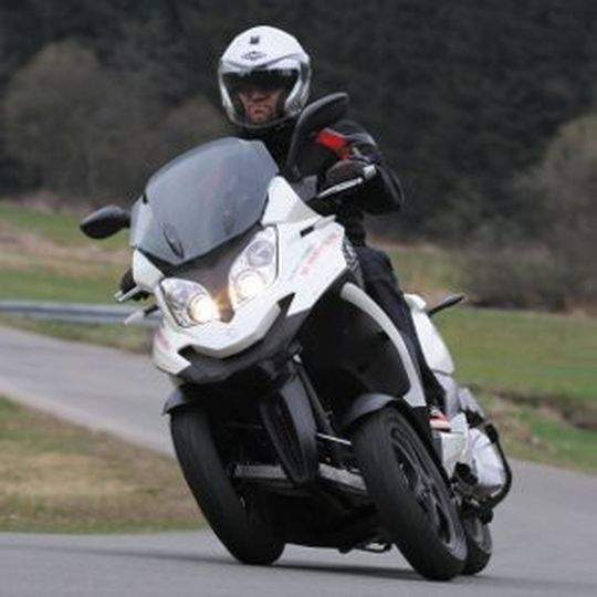 »bike und business«-Redakteur Markus Lauer testet die Fahreigenschaften des Quadro 350D. »bike und business«-Redakteur Markus Lauer testet die Fahreigenschaften des Quadro 350D.