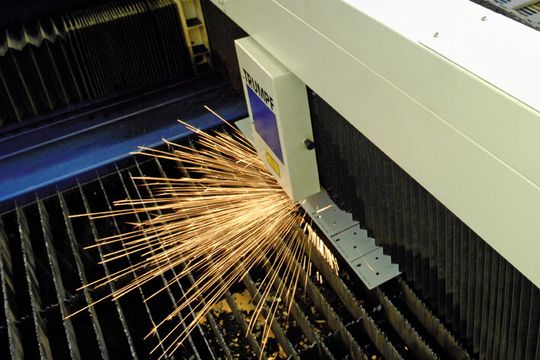 Flachbettlaseranlage von Fischer Estech.