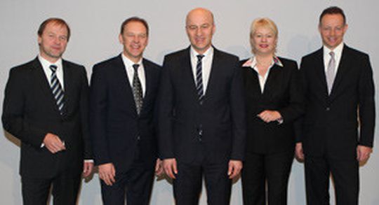 Der Vorstand der Volkswagen Financial Services AG (v.l.): Lars-Henner Santelmann, Frank Fiedler, Frank Witter, Christiane Hesse, Dr. Michael Reinhart – zum Vergrößern bitte klicken. Der Vorstand der Volkswagen Financial Services AG (v.l.): Lars-Henner Santelmann, Frank Fiedler, Frank Witter, Christiane Hesse, Dr. Michael Reinhart – zum Vergrößern bitte klicken.