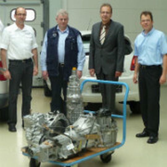 Getriebeübergabe: (v. li.) Thomas Klein (Mazda), Georg Keck, Karl-Heinz Breitschwert (beide Innung Mittelfranken) und Jörn Keller (Mazda).