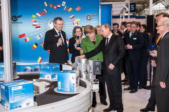 Wladimir Putin, der Präsident der Russischen Föderation, und die deutsche Bundeskanzlerin Angela Merkel informieren sich am 8. April 2013 am Nord-Stand auf der Hannover Messe über in Russland zunehmend gefragte effiziente Antriebstechnik