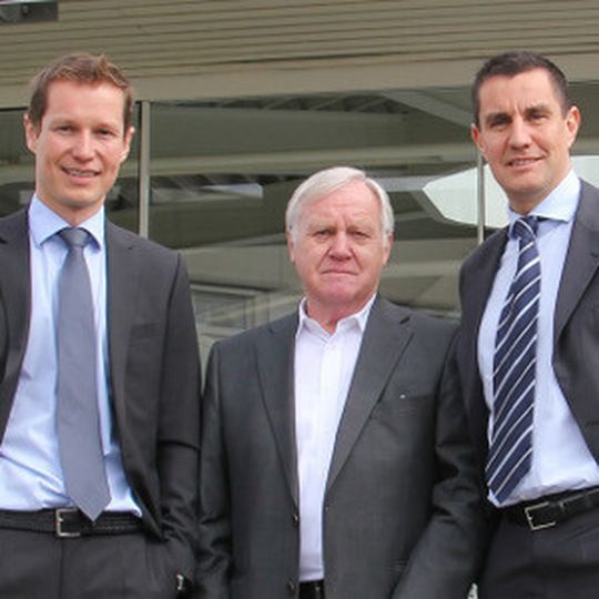 Herbert Schnitzer (Mitte) legt sein BMW-Traditionsautohaus in die Hände von Dieter und Gerald Unterberger. Herbert Schnitzer (Mitte) legt sein BMW-Traditionsautohaus in die Hände von Dieter und Gerald Unterberger.