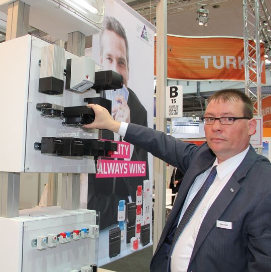 Markus Feucht, Elektronik-Experte von Stego demonstriert die Montage und Demontage eines HVI 030 am Messestand.