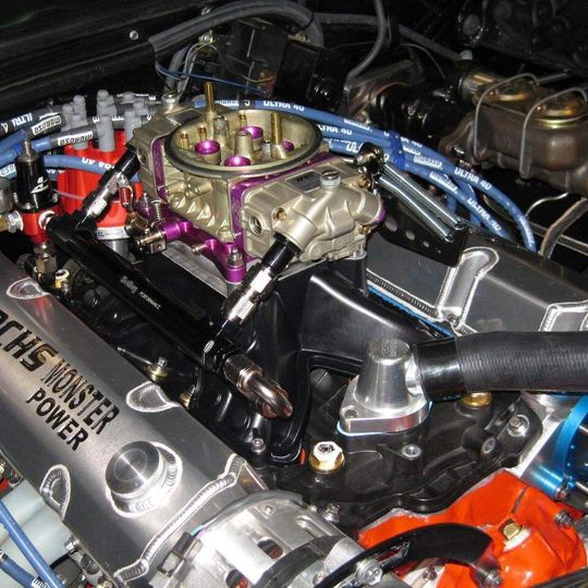 Die aus Polyamidguss gefertigte V8-Sauganlage ist im Motor eingebaut.