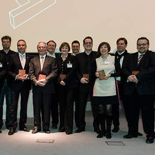 Die glücklichen Gewinner des 5. GWA Profi Award: v.l. Aljoscha Höhn (Moderator), Claudia Striffler (U.I. Lapp), Ralf Reiter (DATEV), Joachim Woerner (Publicis Pro), Matthias Heft (RTS), Gerhard Sturm (ebm-papst), Kurt Klein (wob), Mechthild Ladner (VOSS Automotive), Jörg Dambacher (RTS), Philipp Seelinger (Die Gruppe Werbeagentur), Nicole Schmidt-Seitz (KSB), Jörg Nitschke (Carl Zeiss), Kai Halter (ebm-papst), Oliver Fermer (wob) Die glücklichen Gewinner des 5. GWA Profi Award: v.l. Aljoscha Höhn (Moderator), Claudia Striffler (U.I. Lapp), Ralf Reiter (DATEV), Joachim Woerner (Publicis Pro), Matthias Heft (RTS), Gerhard Sturm (ebm-papst), Kurt Klein (wob), Mechthild Ladner (VOSS Automotive), Jörg Dambacher (RTS), Philipp Seelinger (Die Gruppe Werbeagentur), Nicole Schmidt-Seitz (KSB), Jörg Nitschke (Carl Zeiss), Kai Halter (ebm-papst), Oliver Fermer (wob)