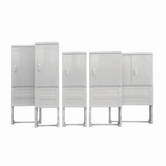 Verteilersäulen aus Glasfaser verstärktem Polyester für den Outdoorbereich mit durchgehenden Seitenteilen.