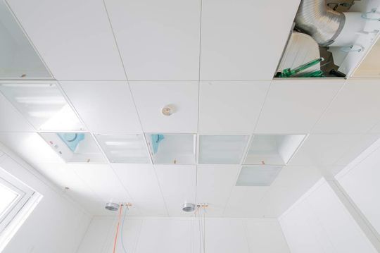 Das Metallklemmkassettensystem bleibt bis zum endgültigen Abschluss der Inbetriebnahmearbeiten teilgeöffnet und wird nach Abschluss der Arbeiten mit Reinraumsilikon versiegelt. Das Metallklemmkassettensystem bleibt bis zum endgültigen Abschluss der Inbetriebnahmearbeiten teilgeöffnet und wird nach Abschluss der Arbeiten mit Reinraumsilikon versiegelt.