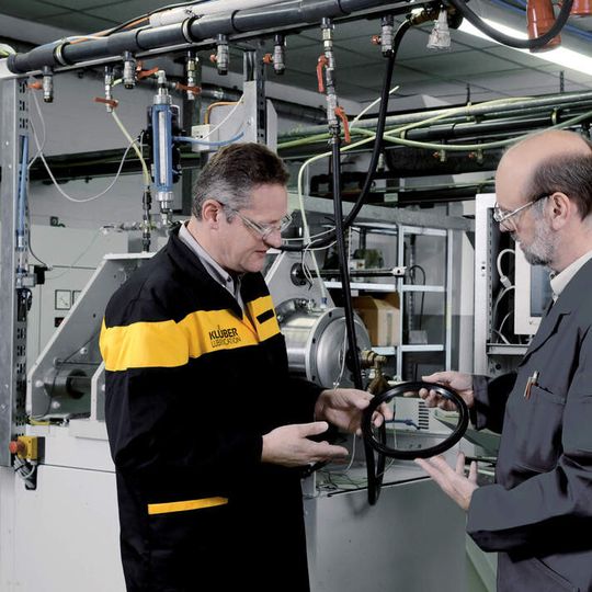 In enger Zusammenarbeit mit Kunden entwickelt Klüber Lubrication kundenspezifische Schmierstofflösungen. In enger Zusammenarbeit mit Kunden entwickelt Klüber Lubrication kundenspezifische Schmierstofflösungen.