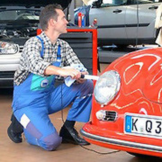 Die Wartung und Reparatur von Oldtimern wird für die Kfz-Branche zunehmend interessant. Allerdings gilt es dabei einiges zu beachten.