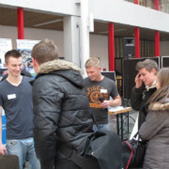 Jugendliche zeigen großes Interesse an Autoberufen bei der Kölner Nachwuchsmesse des Handwerks.