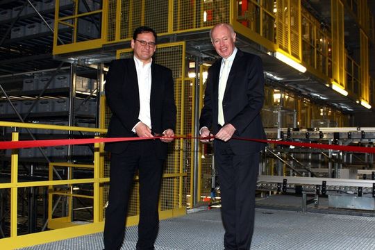 Weltbild-Geschäftsführer Carel Halff (r.) und Logistik-Chef Karl Strüning eröffnen das neue Hightech-Lager. Weltbild-Geschäftsführer Carel Halff (r.) und Logistik-Chef Karl Strüning eröffnen das neue Hightech-Lager.
