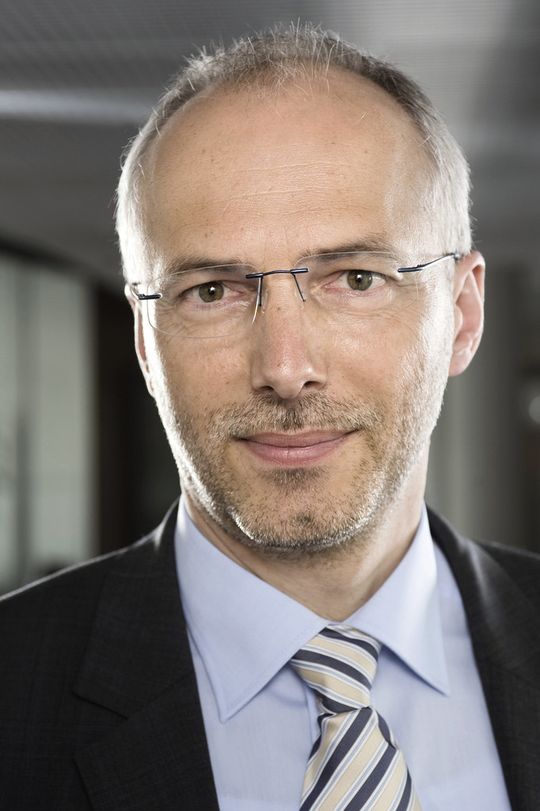 „Durch das bereits bei anderen Branchen lang erprobte 3C-Management können wir unseren Kunden einen sicheren und zügigen Markteintritt bieten.“ Rino Woyczyk, Drees & Sommer „Durch das bereits bei anderen Branchen lang erprobte 3C-Management können wir unseren Kunden einen sicheren und zügigen Markteintritt bieten.“ Rino Woyczyk, Drees & Sommer
