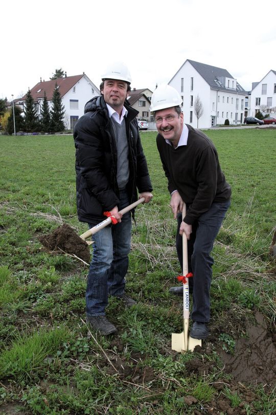 Spatenstich für neue Ausstellungsräume: Links Spinner AG Geschäftsführer Guido Egger, rechts Framatech Geschäftsführer Walter Frauenfelder. Spatenstich für neue Ausstellungsräume: Links Spinner AG Geschäftsführer Guido Egger, rechts Framatech Geschäftsführer Walter Frauenfelder.