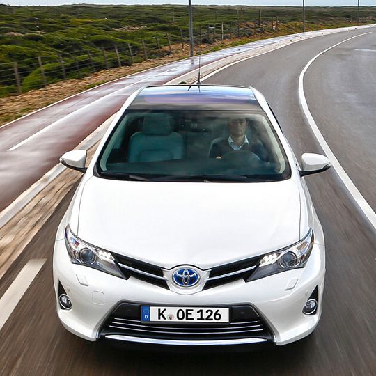 Etwa jedes fünfte neu zugelassene Modell von Toyota und Lexus war im ersten Quartal 2013 ein Hybridfahrzeug. Der seit Januar erhältliche Auris Hybrid verkaufte sich von Januar bis März europaweit 12.736 mal – das entspricht einer Steigerung um 69,2 Prozent zum Vorjahr. Etwa jedes fünfte neu zugelassene Modell von Toyota und Lexus war im ersten Quartal 2013 ein Hybridfahrzeug. Der seit Januar erhältliche Auris Hybrid verkaufte sich von Januar bis März europaweit 12.736 mal – das entspricht einer Steigerung um 69,2 Prozent zum Vorjahr.
