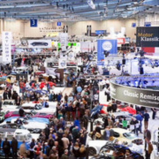 Jubiläums-Rekord: Die 25. Techno Classica lockte mehr als 193.000 Young- und Oldtimerfans aus aller Welt in die Essener Messehallen. Jubiläums-Rekord: Die 25. Techno Classica lockte mehr als 193.000 Young- und Oldtimerfans aus aller Welt in die Essener Messehallen.