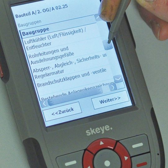 Das Barcode-Lesegerät führt den Instandhalter durch die vorzunehmenden Wartungsarbeiten. Das System spart Zeit und ist nachhaltiger als lange Papierlisten.