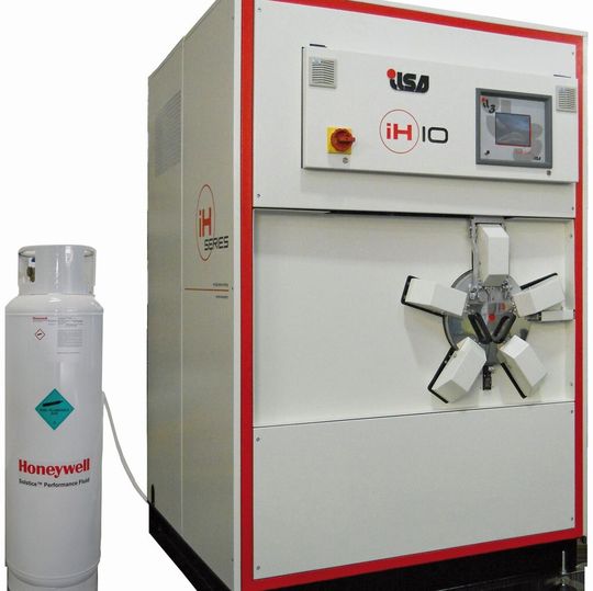 Bild 1: In enger Zusammenarbeit mit den Experten von Honeywell entstand diese Reinigungsanlage der ih-Serie, die speziell für die Verwendung von Solstice PF konzipiert wurde. Bild 1: In enger Zusammenarbeit mit den Experten von Honeywell entstand diese Reinigungsanlage der ih-Serie, die speziell für die Verwendung von Solstice PF konzipiert wurde.
