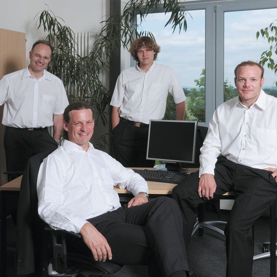 Die vier Geschäftsführer von IT-Haus: von links nach rechts, vorne: Sascha Beitzel, Ingo Burggrafvon links nach rechts, hinten: Thomas Simon, Ulrich Simon Die vier Geschäftsführer von IT-Haus: von links nach rechts, vorne: Sascha Beitzel, Ingo Burggrafvon links nach rechts, hinten: Thomas Simon, Ulrich Simon