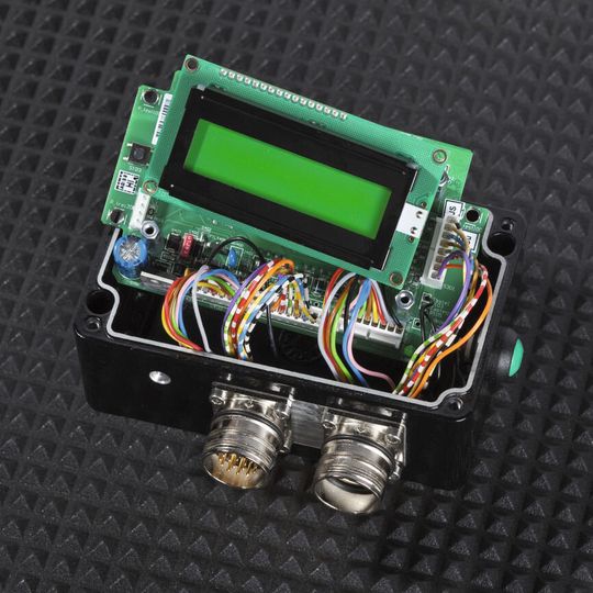 Eingeschränkte Reparaturfähigkeit: Beim ursprünglichen Design der Baugruppe erschwerten die direkt eingelöteten Stecker/Buchsen-Litzen und das starr aufgelötete Display spätere Reparaturen. Eingeschränkte Reparaturfähigkeit: Beim ursprünglichen Design der Baugruppe erschwerten die direkt eingelöteten Stecker/Buchsen-Litzen und das starr aufgelötete Display spätere Reparaturen.