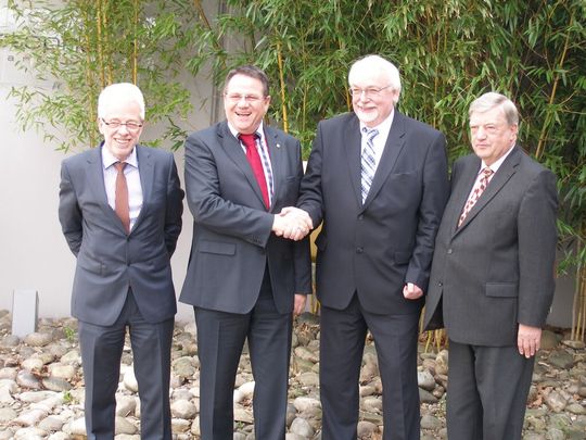 Schulterschluss für eine bessere Interessenvertretung der Alfa-Händler: (v.li.) Karl Kleba, Karl Jungkeit, Wilfried Blöbaum und Horst Hohlheimer. (zum Vergrößern bitte Bild klicken)