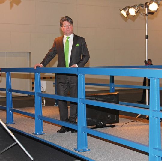 Simon de Jong, CEO von Fibercore Europe, auf seinem umweltschonenden "Blauen Wunder" aus glasfaserverstärktem Kunststoff.