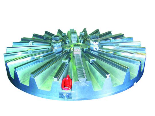 Bild 1: Hydraulisch betätigtes Keilspannfutter zum Spannen von Vorschweißflanschen mit einer Gesamtspannkraft von 250 kN bei 30 bar. Bild 1: Hydraulisch betätigtes Keilspannfutter zum Spannen von Vorschweißflanschen mit einer Gesamtspannkraft von 250 kN bei 30 bar.