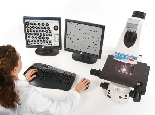 1 Für pulverförmige Substanzen bietet das Morphologi G2 Partikelbildanalysesystem mikroskopische Bilder und Histogramme mit hoher statistischer Aussagekraft. 1 Für pulverförmige Substanzen bietet das Morphologi G2 Partikelbildanalysesystem mikroskopische Bilder und Histogramme mit hoher statistischer Aussagekraft.