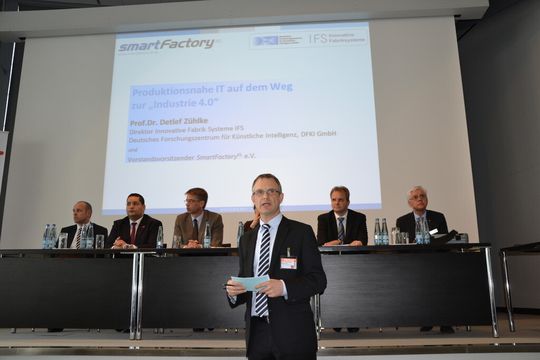 Frank Jablonski, Leiter Online bei PROCESS, begrüßte mehr als 130 Teilnehmer der MES-Tagung. Frank Jablonski, Leiter Online bei PROCESS, begrüßte mehr als 130 Teilnehmer der MES-Tagung.