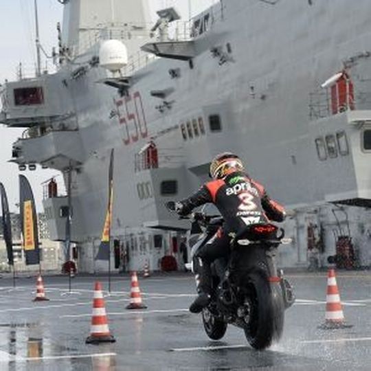 Max Biaggi auf dem „Reifenträger“, ein Pneutest in nicht gerade alltäglicher Lage. Max Biaggi auf dem „Reifenträger“, ein Pneutest in nicht gerade alltäglicher Lage.