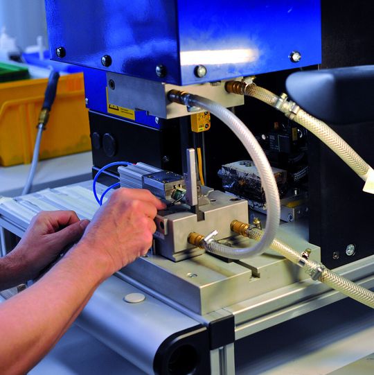 Die Elektronik der Drehmomentsensorik wird in eine Macromelt-Hülse vergossen.