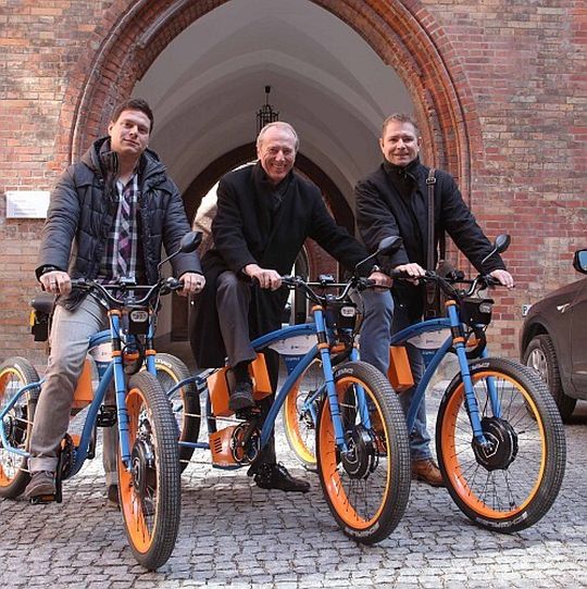 EBV stiftet Dienst-Pedelecs für Münchner Rathaus (v.l.): Manuel Ostner, PG Bikes, Bürgermeister Monatzeder und Bernd Schlemmer, EBV EBV stiftet Dienst-Pedelecs für Münchner Rathaus (v.l.): Manuel Ostner, PG Bikes, Bürgermeister Monatzeder und Bernd Schlemmer, EBV