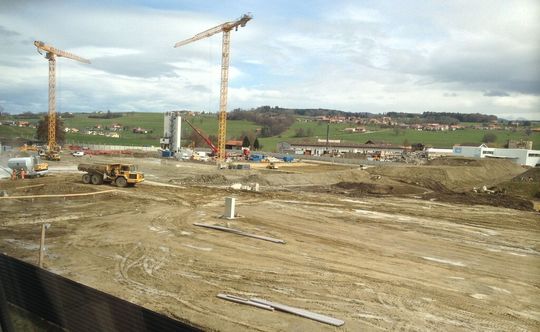 Vue plongeante sur le chantier de la nouvelle usine Nespresso à Romont. Vue plongeante sur le chantier de la nouvelle usine Nespresso à Romont.