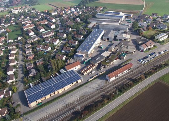 Die Sonne macht fast CO2-neutrale Verpackungen: Wegmüller fertigt Exportverpackungen aus natürlichem Holz, heizt die Hallen mit Restholz und macht Strom mit dem eigenen Solarkraftwerk. Die Sonne macht fast CO2-neutrale Verpackungen: Wegmüller fertigt Exportverpackungen aus natürlichem Holz, heizt die Hallen mit Restholz und macht Strom mit dem eigenen Solarkraftwerk.