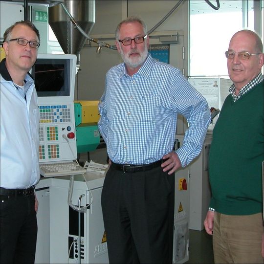 Erörtern an der Spritzgussanlage des IPT die geometrischen Gegebenheiten mit Bezug zur Endanwendung (v.l.): Dierk Früchtenicht (PAV), Prof. Dr.-Ing. Harald Hansmann (IPT) und Volker Zippmann (Buss). Erörtern an der Spritzgussanlage des IPT die geometrischen Gegebenheiten mit Bezug zur Endanwendung (v.l.): Dierk Früchtenicht (PAV), Prof. Dr.-Ing. Harald Hansmann (IPT) und Volker Zippmann (Buss).