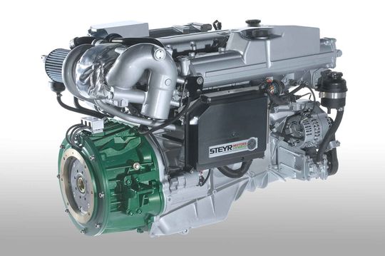 Das weltweit erste Dieselhybrid-Aggregat für Schiffe und Boote sorgt für umweltschonende, leise Fahrt und exaktes Manövrieren im Hafen und als Booster zugeschaltet für mehr Dynamik im oberen Geschwindigkeitsbereich.