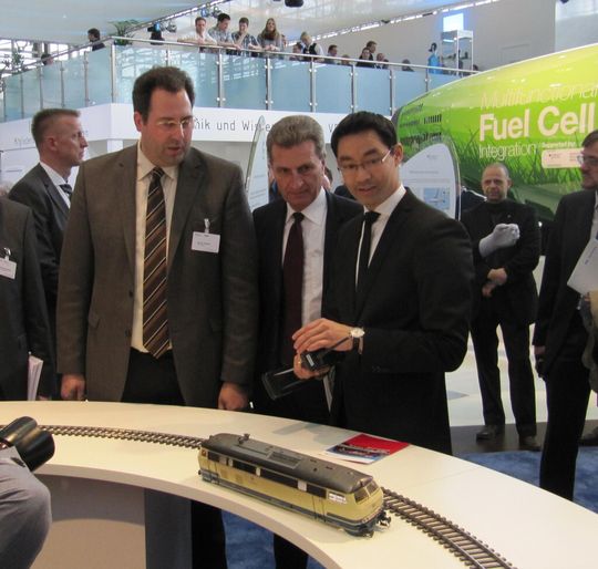 Murrplastik-Geschäftsführer Marcel Quittkat (links) informiert über die tubuläre Brennstoffzelle. Bundeswirtschaftsminister Philipp Rösler (rechts), EU-Kommissar Günther Oettinger (zweiter von rechts). Bundeswirtschaftsminister Philipp Rösler bei der Probefahrt.