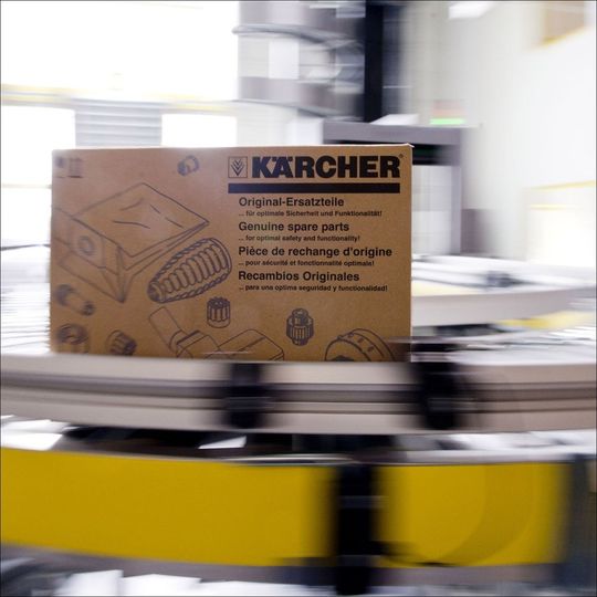 Vom Logistikzentrum in Obersontheim aus beliefert Kärcher alle Kontinente mit mehr als 60.000 verschiedenen Ersatz- und Zubehörteilen. Vom Logistikzentrum in Obersontheim aus beliefert Kärcher alle Kontinente mit mehr als 60.000 verschiedenen Ersatz- und Zubehörteilen.