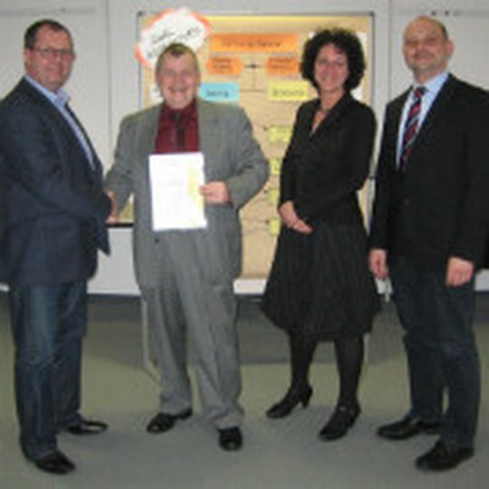 Gratulation: Die Adam Opel AG wurde beim Ausbildungsprogramm „Geprüfte/r Automobil-Serviceberater/-in" re-zertifiziert.