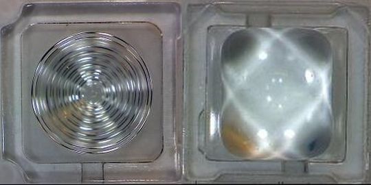 Das Bild zeigt zwei Linsen, die mit dem Replikationsverfahren hergestellt wurden