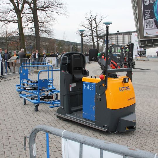 Die Fotos zeigen diverse von Götting-Technik ferngesteuerte Fahrzeuge auf dem Vorführgelände und den im Text beschriebenen Leitstand. Die Fotos zeigen diverse von Götting-Technik ferngesteuerte Fahrzeuge auf dem Vorführgelände und den im Text beschriebenen Leitstand.