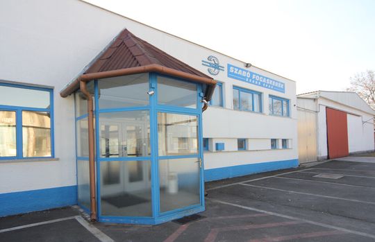 Das Familienunternehmen Szabό Gear Manufacturing Ltd in Kaposvar ist Spezialist für die Herstellung hochwertiger Zahnräder vom Einzelstück bis zu mittleren Serienlosgrössen. Das Familienunternehmen Szabό Gear Manufacturing Ltd in Kaposvar ist Spezialist für die Herstellung hochwertiger Zahnräder vom Einzelstück bis zu mittleren Serienlosgrössen.