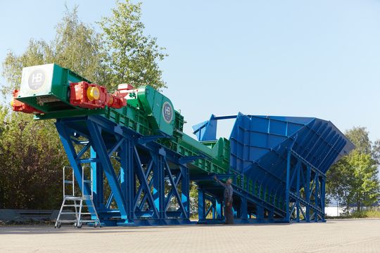 Rund 450 Tonnen Kohle pro Stunde kann der Kettenkratzförderer auf Spitzbergen bewegen. Rund 450 Tonnen Kohle pro Stunde kann der Kettenkratzförderer auf Spitzbergen bewegen.