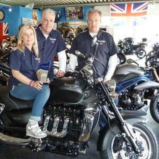 Sieg in der Kategorie „Newcomer“: Triumph World Köln mit Monika und Uwe Löhmer sowie Olaf Kaltenbrunn. Sieg in der Kategorie „Newcomer“: Triumph World Köln mit Monika und Uwe Löhmer sowie Olaf Kaltenbrunn.